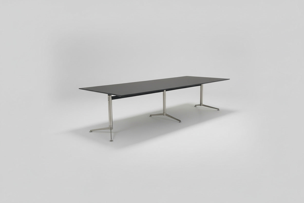 Paustian Spinal konferencebord 300x110 cm i sort linoleum med stålstel set forfra